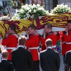 Le prince Charles, le prince Harry, le comte Charles Spencer, le prince William et le prince Philip, duc d'Edimbourg lors des obsèques de la princesse Diana. Le 6 septembre 1997
Mirrorpix / Bestimage