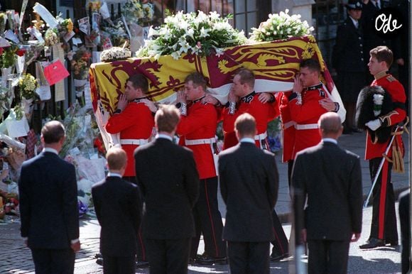 Le prince Charles, le prince Harry, le comte Charles Spencer, le prince William et le prince Philip, duc d'Edimbourg lors des obsèques de la princesse Diana. Le 6 septembre 1997
Mirrorpix / Bestimage
