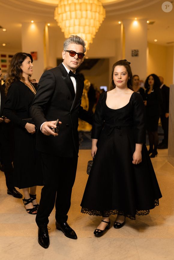Benjamin Biolay et sa fille Anna - Personnalités à l'hôtel Martinez avant la montée des marches du film Indiana Jones et le cadran de la destinée (Indiana Jones and the Dial of destiny) lors du 76ème Festival International du Film de Cannes le 18 mai 2023.

© Tiziano Da Silva / Pierre Perusseau / Bestimage