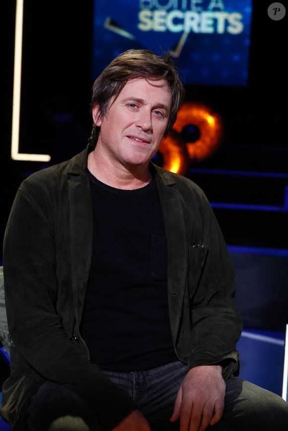 Élève appliqué, il admet avoir été « premier de la classe », sans pour autant verser dans la vantardise...

Exclusif - Thomas Dutronc - Enregistrement de l'émission "La Boîte à Secrets N°20" dans les studios de la Cité du Cinéma à Saint-Denis, présentée par F.Bollaert et diffusée le 10 janvier sur France 3 © Christophe Clovis / Bestimage