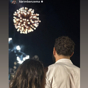 Le couple a d'ailleurs également partagé une photo en story où ils apparaissent pendant une soirée en amoureux devant un feu d'artifice. 

Karim Benzema Instagram