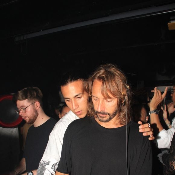 Bob Sinclar et son fils Raphaël Le Friant - Bob Sinclar mixe aux platines devant ses enfants lors d'une soirée au VIP Room à Saint-Tropez le 26 juillet 2023. © Philippe Baldini/Bestimage