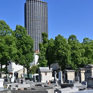La tombe du chanteur Christophe, le 14 mai 2020, au cimetière du Montparnasse, Paris, France. Seuls sa femme Véronique, sa fille Lucie, son frère Gérard, sa nièce et ses plus proches collaborateurs étaient présents. Aucun des nombreux artistes avec lesquels il a collaboré tout au long de sa carrière n'a pu assister aux obsèques. Romain Vidal, le fils que le chanteur a eu avec Michèle Torr et qu'il n'a jamais reconnu, n'a pas non plus été invité.
Photo by ABACAPRESS.COM