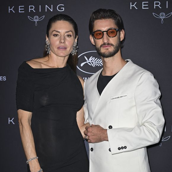 Pierre Niney et sa compagne Natasha Andrews - Photocall du dîner "Women In Motion, Kering", Place de la Castre lors du 78e Festival International du Film de Cannes le 18 mai 2025. © Olivier Borde/Bestimage
