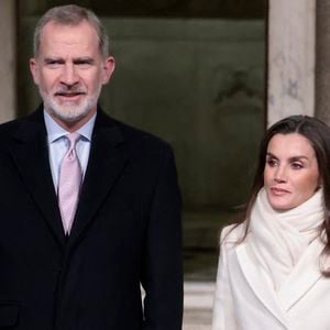 Le roi Felipe VI d'Espagne et la reine Letizia d'Espagne assistent à une réunion avec la communauté espagnole résidant en Italie à la résidence de l'ambassadeur d'Espagne en Italie lors de la visite d'État des rois espagnols en Italie le 10 décembre 2024 à Rome, Italie.