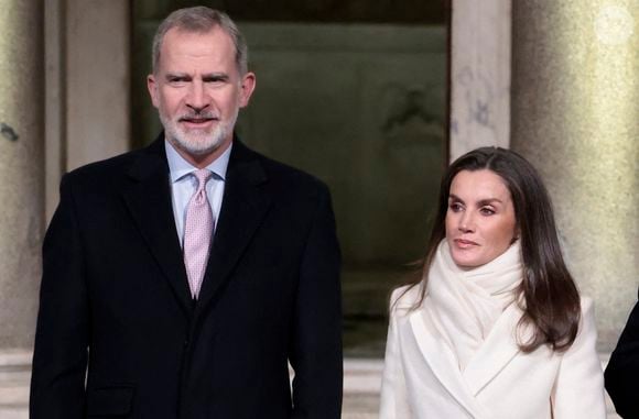 Le roi Felipe VI d'Espagne et la reine Letizia d'Espagne assistent à une réunion avec la communauté espagnole résidant en Italie à la résidence de l'ambassadeur d'Espagne en Italie lors de la visite d'État des rois espagnols en Italie le 10 décembre 2024 à Rome, Italie.