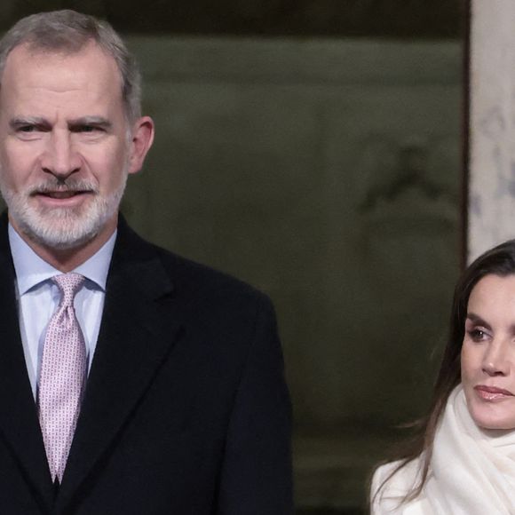 Le roi Felipe VI d'Espagne et la reine Letizia d'Espagne assistent à une réunion avec la communauté espagnole résidant en Italie à la résidence de l'ambassadeur d'Espagne en Italie lors de la visite d'État des rois espagnols en Italie le 10 décembre 2024 à Rome, Italie.