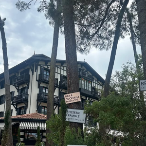 Ce sanctuaire s’appelle l'Hôtel Ha(a)ïtza.

Guillaume Canet a passé quelques jours à l'Ha(a)ïtza, son hôtel fétiche sur le Bassin d’Arcachon.