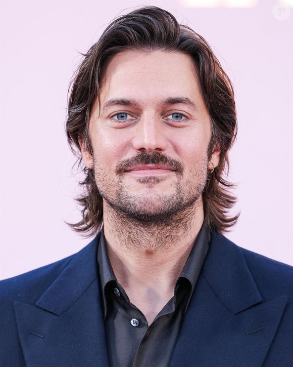 Lucas Bravo - Hollywood - Première à Los Angeles de la saison 4 partie 1 de Netflix 'Emily In Paris' qui s'est tenue à l'Egyptian Theatre Hollywood.

Photo : Backgrid USA / Bestimage