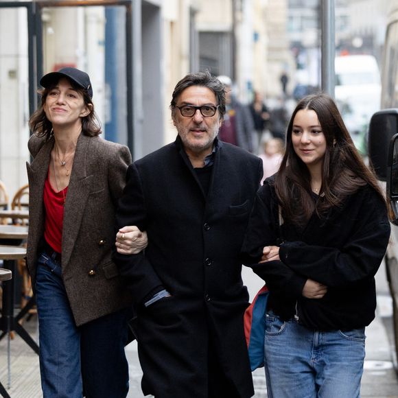 Selon nos confrères de "Paris Match", le couple a fait appel à l’architecte Erwan Gayet — frère de Julie Gayet — pour repenser la décoration de ce nid douillet

Charlotte Gainsbourg , Yvan Attal et leur fille Jo Attal - Inauguration de la passerelle Jane Birkin devant les 41-43 quai de Valmy à Paris le 13 décembre 2025.
© Cyril Moreau / Bestimage