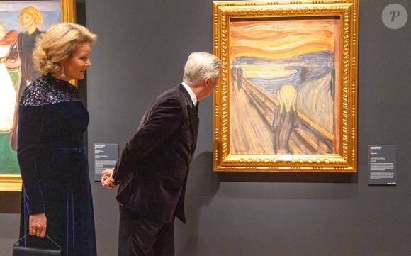 La reine Mathilde de Belgique, le roi Philippe de Belgique et la reine Sonja contemplent le tableau "Le Cri" de Munch lors de leur visite au Musée national de Norvège dans le cadre de la visite d'État du couple royal belge en Norvège, Jour 2 à Oslo, Norvège, 25 mars 2026. ( DANA-No : 02688131 )
