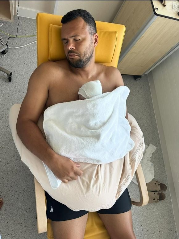 On y voit notamment Jo-Wilfried Tsonga avec sa fille blottie contre lui, dans un moment de grande tendresse. 

Jo-Wilfried Tsonga annonce la naissance de sa fille Poe-Ivy sur Instagram