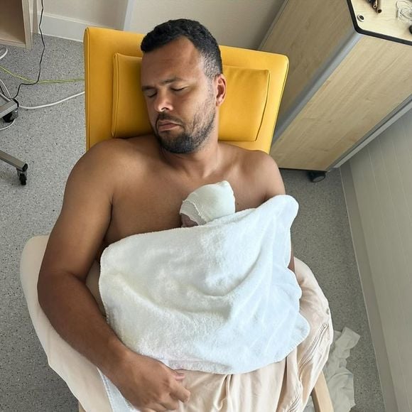 On y voit notamment Jo-Wilfried Tsonga avec sa fille blottie contre lui, dans un moment de grande tendresse. 

Jo-Wilfried Tsonga annonce la naissance de sa fille Poe-Ivy sur Instagram