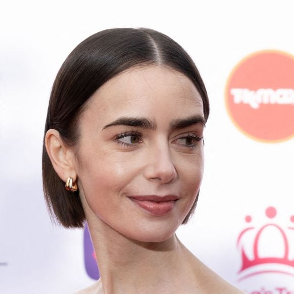 Lily Collins et son micro bob 

Lily Collins à la soirée du 50ème anniversaire du "King's Trust" au Royal Albert Hall à Londres, Angleterre, Royaume-Uni, le 11 mai 2026.