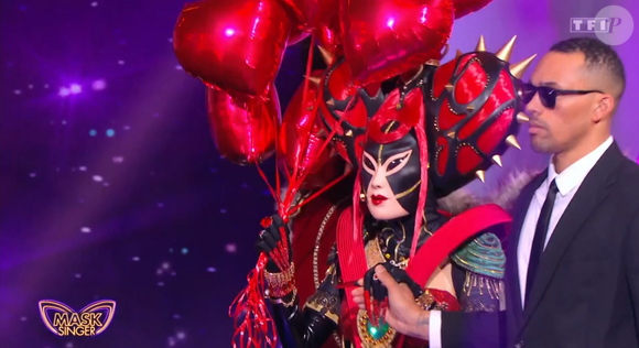 Elle a déjà fait de la télévision au quotidien. Pour Laurent Ruquier, c'est Caroline Margeridon d'"Affaire Conclue".

La Dame de Coeur, Deuxième prime de Mask Singer, capture d'écran TF1