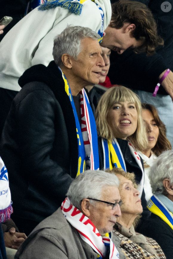 Nagui et sa femme Mélanie Page - Célébrités dans les tribunes du match de qualification de la Coupe du monde 2026 entre la France contre l'Ukraine (4-0) au Parc des Princes à Paris le 13 novembre 2025. © Cyril Moreau/Bestimage