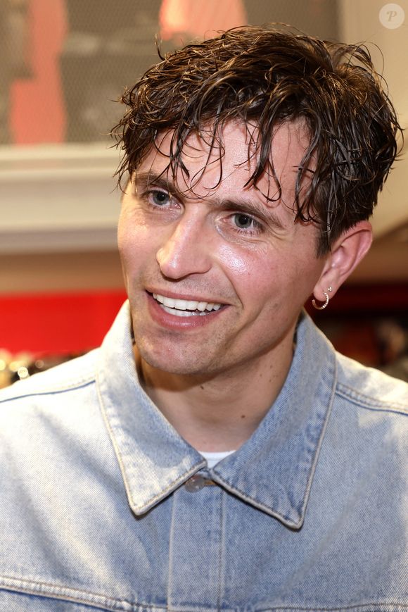 Raphaël Quenard (le jour de son anniversaire 34 ans) dédicace de son premier roman Clamser à Tataouine aux éditions Flammarion à la Librairie de Paris, France, le 16 mai 2025. © Cédric Perrin/Bestimage