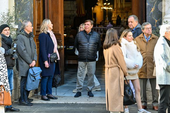 "C'était une amie de ma femme", a précisé Monsieur Miss France à nos confrères de "Nice Matin".

Jean-Pierre Foucault et sa compagne Evelyn Jarre aux obsèques d'Evelyne Leclercq dans la cathédrale Sainte-Réparate de Nice, France, le 13 janvier 2026. © Bruno Bebert/Bestimage