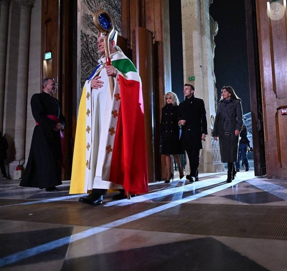 Mgr Laurent Ulrich, archevêque de Paris, Emmanuel Macron, président de la République Française, la Première dame Brigitte Macron et Anne Hidalgo, maire de Paris lors de la cérémonie de réouverture de la cathédrale Notre-Dame de Paris, le 7 décembre 2024. Joyau de l’art gothique, lieu de culte et de culture, symbole universel de la France et de son histoire, la cathédrale de Notre-Dame de Paris rouvre ses portes les 7 et 8 décembre, cinq ans après le terrible incendie qui l’avait ravagée le 15 avril 2019. © Eric Tschaen/Pool/Bestimage