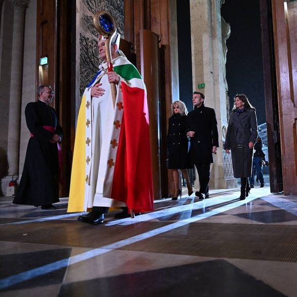 Mgr Laurent Ulrich, archevêque de Paris, Emmanuel Macron, président de la République Française, la Première dame Brigitte Macron et Anne Hidalgo, maire de Paris lors de la cérémonie de réouverture de la cathédrale Notre-Dame de Paris, le 7 décembre 2024. Joyau de l’art gothique, lieu de culte et de culture, symbole universel de la France et de son histoire, la cathédrale de Notre-Dame de Paris rouvre ses portes les 7 et 8 décembre, cinq ans après le terrible incendie qui l’avait ravagée le 15 avril 2019. © Eric Tschaen/Pool/Bestimage