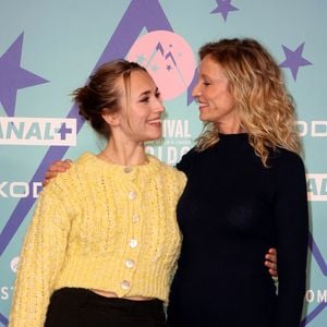Son podcast nommé 'Elles vous parlent d'un temps' est affiché sur les grands écran de Times Square.

Alexandra Lamy, Chloé Jouannet - 27ème Festival International du Film de Comédie de l'Alpe d'Huez le 17 janvier 2024. Photo par Dominique Jacovides/Bestimage