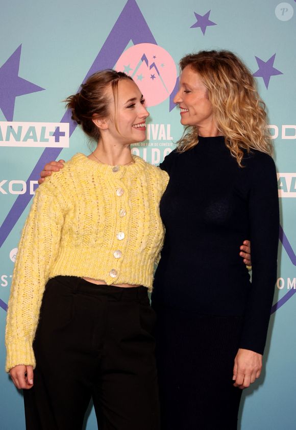Son podcast nommé 'Elles vous parlent d'un temps' est affiché sur les grands écran de Times Square.

Alexandra Lamy, Chloé Jouannet - 27ème Festival International du Film de Comédie de l'Alpe d'Huez le 17 janvier 2024. Photo par Dominique Jacovides/Bestimage
