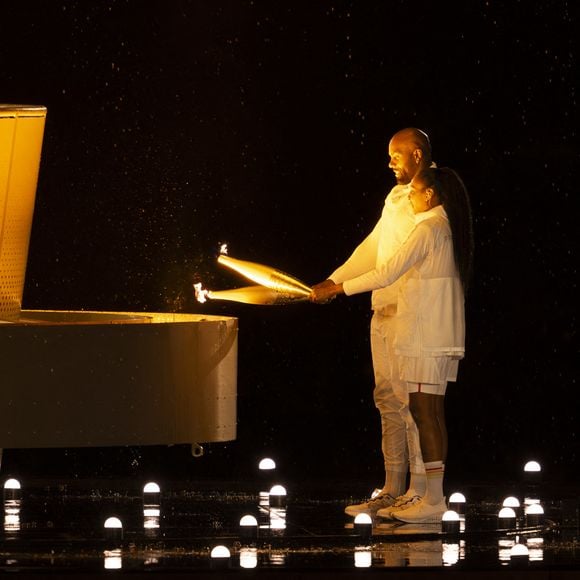 Marie-José Pérec et Teddy Riner - Vue du chaudron allumé attaché à un ballon géant flottant dans les airs - Cérémonie d'ouverture des Jeux Olympiques (JO) de Paris. (Credit Image: © Richard Callis/Sport Press Photo via ZUMA Press)