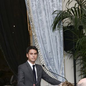 Gabriel Attal - Dîner de La Revue des Deux Mondes au Cercle de l’Union Interalliée dont l’invité d’honneur était Gabriel Attal à Paris le 20 janvier 2025. Lundi 20 janvier - Marc Ladreit de Lacharrière recevait Gabriel Attal pour le premier dîner du Cercle de la Revue des Deux Mondes de l'année 
 
Les salons du Cercle Interallié ont fait salle comble ce lundi, réunissant de nombreuses personnalités du monde des affaires, de la culture ou encore de la diplomatie, venues écouter l'ancien Premier ministre.
 
Etaient notamment présents à cette soirée prestigieuse, le Chancelier de l’Institut de France Xavier Darcos, l’ancien préfet Pierre de Bousquet de Florian et les principaux ambassadeurs d’Europe, dont l’ambassadrice de Grande-Bretagne Menna Rawlings.
 
Le cinéma était notamment très bien représenté par les réalisateurs Jean-Jacques Annaud, Yamina Benguigui et Vincent Duquesne. Du côté des affaires, on a pu y voir Laurent Dassault, Philippe Benacin, Augustin de Romanet et Philippe Palazzi.
 
Quant au monde de la culture, celui-ci comptait de nombreux représentants de qualité, avec Christophe Leribault, Emmanuel Kasarhérou, Adrien Goetz, Eléonore de Lacharrière, Pierre Sellal, Frédéric Jousset, Francine Mariani-Ducray ou encore Nathalie Obadia.
 
Une soirée exceptionnelle pour une rentrée réussie et riche de débats ! © Jack tribeca/Bestimage