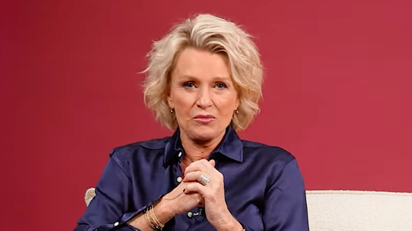 Sophie Davant a avoué dans une vidéo diffusée sur sa chaîne YouTube le samedi 14 février 2026 qu'elle avait révélé malgré elle un secret à Sylvie Vartan que le célèbre avocat Roland Perez lui dissimulait.