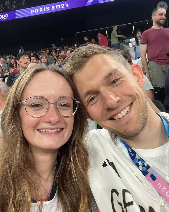 Clara s’est éteinte le 5 août, après seulement quatre jours, suivie par son frère Jacob le lendemain...

Photo Instagram du joueur de badminton Marvin Seidel en compagnie de sa conjointe.