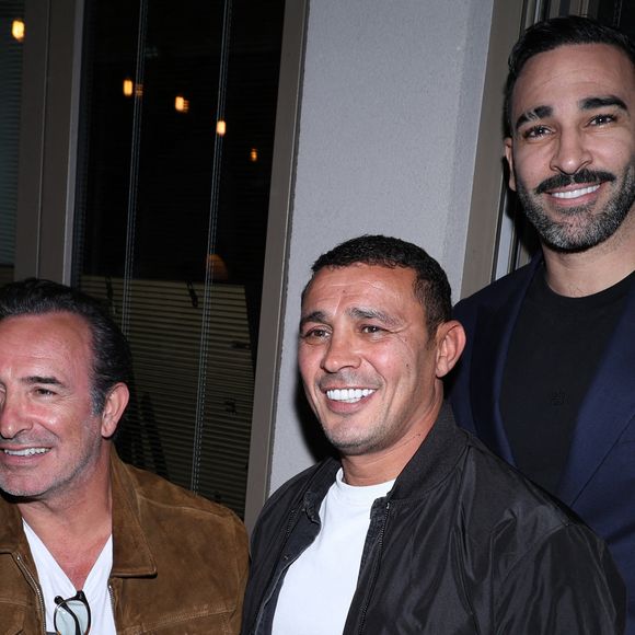 Jean Dujardin, Brahim Asloum et Adil Rami - Vernissage de l'exposition photos et du livre "La Boxe fait son cinéma" à l’hôtel Brach à Paris le 23 Septembre 2025. © Denis Guignebourg/Bestimage