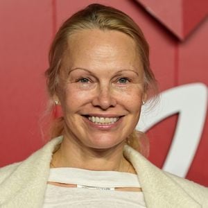 Cette nouvelle couleur, sophistiquée et vibrante, rajeunit et apporte un côté peu conventionnel.

Pamela Anderson à Londres. © AGENCE / BESTIMAGE