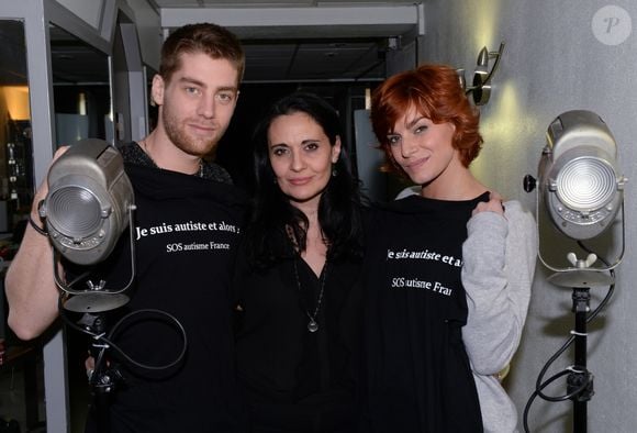 Olivia Cattan (présidente de l'association SOS Autisme en France) entre Yann-Alrick Mortreuil et Fauve Hautot - Mobilisation des people pour l'association SOS Autisme en France lors d'un shooting au studio Invisu à Paris, le 7 et 8 février 2016. © Rachid Bellak/Bestimage