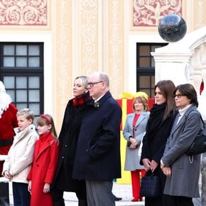 Le prince Jacques de Monaco, marquis des Baux, La princesse Gabriella de Monaco, comtesse de Carladès, La princesse Charlène de Monaco, Le prince Albert II de Monaco, La princesse Stéphanie de Monaco, Camille Gottlieb - La famille princière de Monaco offre les traditionnels cadeaux de Noël aux enfants monégasques dans la Cour du Palais Princier, le 18 décembre 2024. 

© Claudia Albuquerque / Bestimage