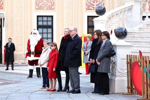 Le prince Jacques de Monaco, marquis des Baux, La princesse Gabriella de Monaco, comtesse de Carladès, La princesse Charlène de Monaco, Le prince Albert II de Monaco, La princesse Stéphanie de Monaco, Camille Gottlieb - La famille princière de Monaco offre les traditionnels cadeaux de Noël aux enfants monégasques dans la Cour du Palais Princier, le 18 décembre 2024. 

© Claudia Albuquerque / Bestimage