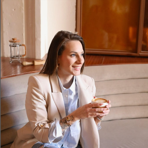 De nombreux internautes n'ont pas hésité à critiquer vivement ces espaces jugés beaucoup trop froids, tristes et manquant cruellement de vie.

Camille Santoro prend la pose sur Instagram, le 10 mai 2025
Instagram @madame.santoro