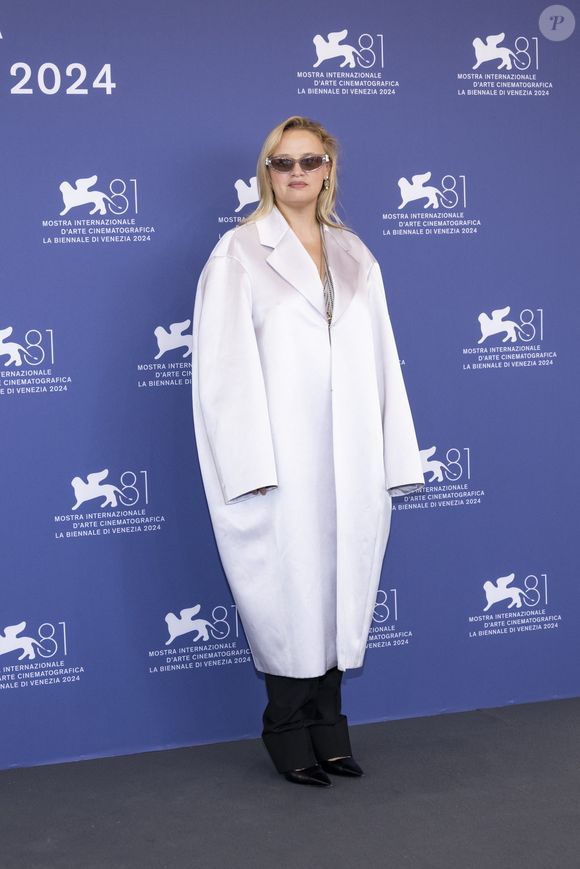 Durant cette période, elle a connu la précarité, se retrouvant sans téléphone ni carte bancaire et devant faire face à des difficultés financières.

Sara Forestier - 81e Festival du film de Venise - Photocall du film -Trois Amies (Three Friends).
©SGPItalia