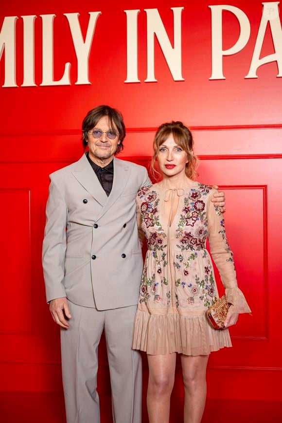 Daniel et Eva Bravo lors de la première de la série "Emily in Paris" saison 5 au Grand Rex à Paris le 15 décembre 2025.
© Pierre Perusseau / Bestimage