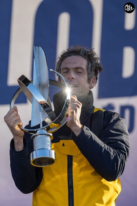 Le skipper de Macif Charlie Dalin remporte la dixième édition du tour du monde en solitaire Vendée Globe en pulvérisant le record de l’épreuve en 64 jours, 19 heures 22 minutes et 49 secondes aux Sables-d'Olonne, en France, le 14 janvier 2025. © Alexis Courcoux/Psnewz/Bestimage
