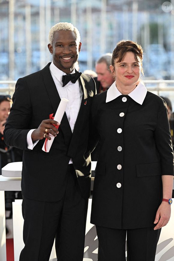 Akinola Davies et Alice Rohrwacher, présidente du jury de la Caméra d'Or, posent avec la Caméra d'Or du meilleur premier film pour "The President's Cake" lors du photocall des lauréats de la Palme d'Or au 78e Festival de Cannes au Palais des Festivals le 24 mai 2025 à Cannes, France, le 24 mai 2025. Photo de David Niviere/ABACAPRESS.COM