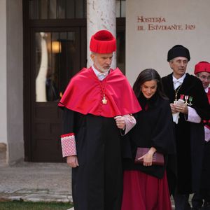 "Je me sens profondément honoré de recevoir ce Doctorat Honoris Causa de l’Université d’Alcalá, que je remercie de tout cœur", a notamment déclaré le roi au moment de son discours. 

Le roi Felipe VI et la reine Letizia d'Espagne lors de la cérémonie d'investiture du roi Felipe VI en tant que docteur honoris causa (diplôme honorifique) par l'Université d'Alcala à Alcala de Henares, Espagne, le 27 février 2025. © David/Cordon Presss/Bestimage