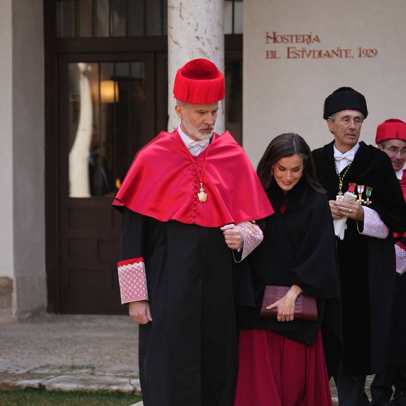 "Je me sens profondément honoré de recevoir ce Doctorat Honoris Causa de l’Université d’Alcalá, que je remercie de tout cœur", a notamment déclaré le roi au moment de son discours. 

Le roi Felipe VI et la reine Letizia d'Espagne lors de la cérémonie d'investiture du roi Felipe VI en tant que docteur honoris causa (diplôme honorifique) par l'Université d'Alcala à Alcala de Henares, Espagne, le 27 février 2025. © David/Cordon Presss/Bestimage