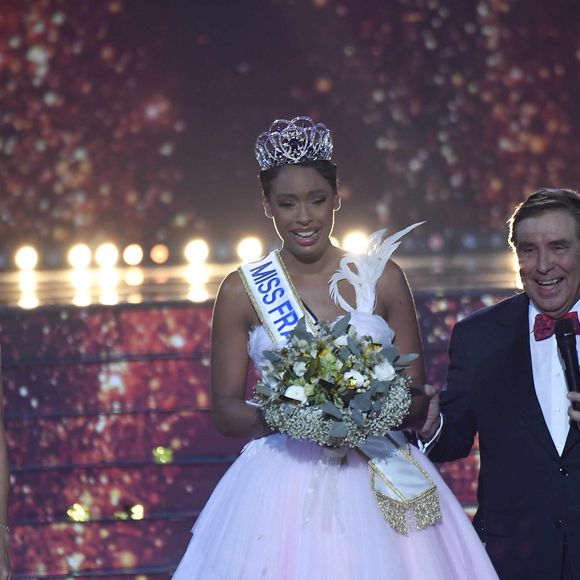 Si elle est devenue la Miss France la plus âgée samedi soir dernier à l'issue de la cérémonie,

Miss France 2025, sur TF1           
Crédits : Pierre Billard/sipa press via Bestimage