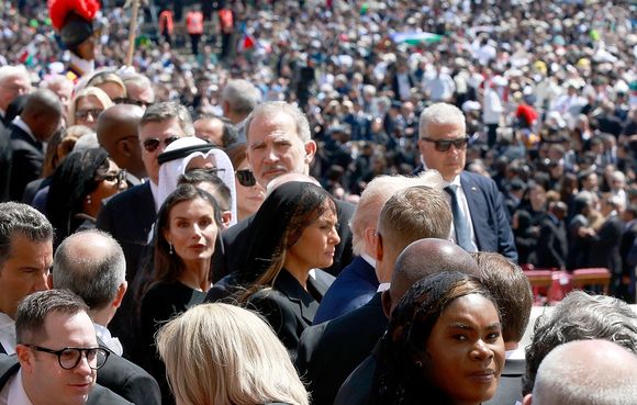 Le président américain Donald Trump, sa femme Melania Trump, Le roi Felipe VI et la reine Letizia d’Espagne - Le roi Felipe VI et la reine Letizia d’Espagne, assistent aux funérailles du pape François devant la basilique Saint Pierre à Rome, le 26 avril 2025. 
© Casa de SM El Rey / Bestimage LALO YASKY / BESTIMAGE