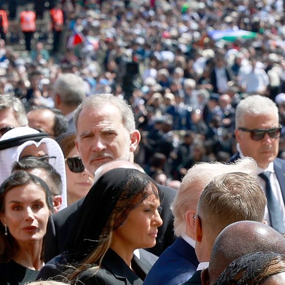 Le président américain Donald Trump, sa femme Melania Trump, Le roi Felipe VI et la reine Letizia d’Espagne - Le roi Felipe VI et la reine Letizia d’Espagne, assistent aux funérailles du pape François devant la basilique Saint Pierre à Rome, le 26 avril 2025. 
© Casa de SM El Rey / Bestimage LALO YASKY / BESTIMAGE