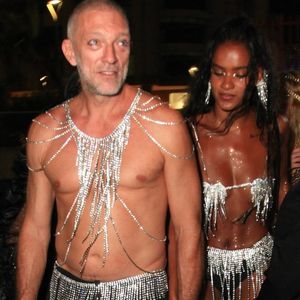 French actor Vincent Cassel, 57 years old, and his girlfriend, model Narah Baptista, 27 years old, arrived rocking minimal looks at the Baile da Arara, which took place in Rio de Janeiro, on Tuesday night.