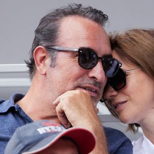 Jean Dujardin et sa femme Nathalie Péchalat - Célébrités en tribunes des Internationaux de France de tennis de Roland Garros 2023 à Paris le 11 juin 2023. © Jacovides-Moreau/Bestimage