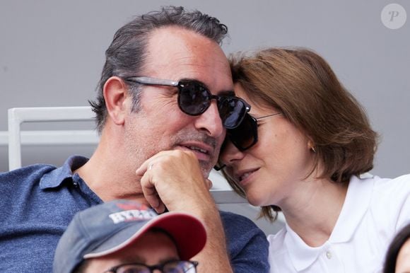 Jean Dujardin et sa femme Nathalie Péchalat - Célébrités en tribunes des Internationaux de France de tennis de Roland Garros 2023 à Paris le 11 juin 2023. © Jacovides-Moreau/Bestimage