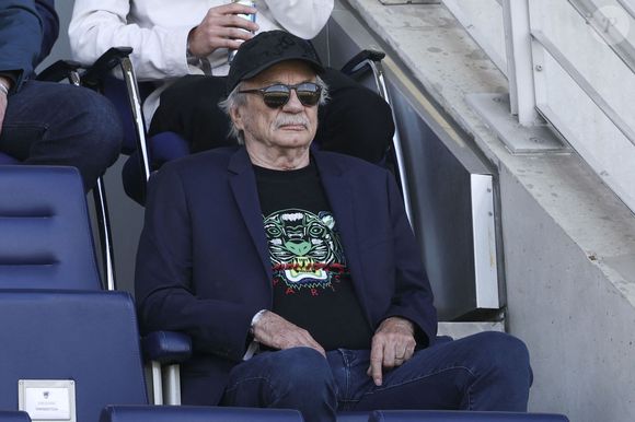 "Je l’ai toujours. Mais je n’aime pas l’hiver là-bas, je m’ennuie trop. Je vais peut-être essayer de la vendre."

Patrick Chesnais - Célébrités lors du match de football entre le Paris FC face à l'AC Ajaccio (2-0) au stade Charlety à Paris le 10 mai 2025.