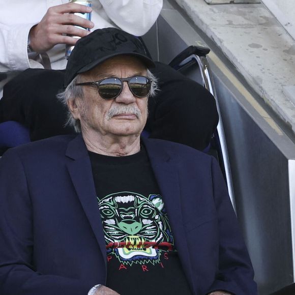 "Je l’ai toujours. Mais je n’aime pas l’hiver là-bas, je m’ennuie trop. Je vais peut-être essayer de la vendre."

Patrick Chesnais - Célébrités lors du match de football entre le Paris FC face à l'AC Ajaccio (2-0) au stade Charlety à Paris le 10 mai 2025.